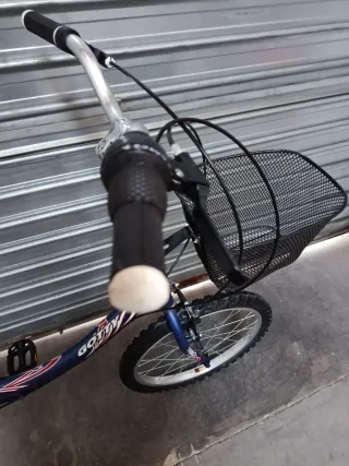 Bicicleta de paseo azul