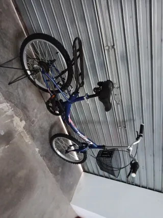 Bicicleta de paseo azul
