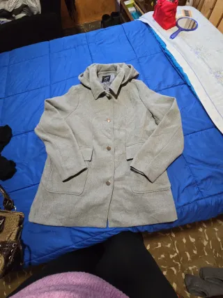 Abrigo gris con capucha y botones
