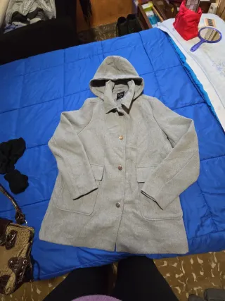 Abrigo gris con capucha y botones
