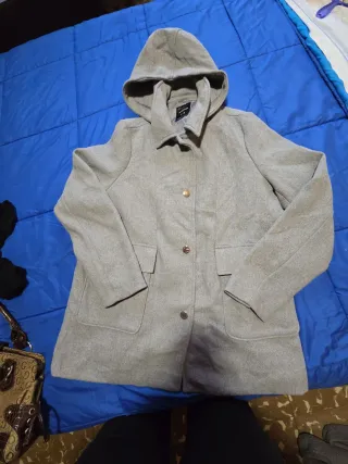 Abrigo gris con capucha y botones