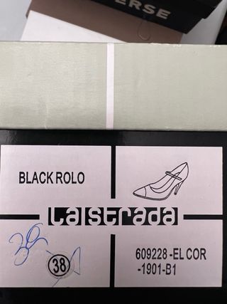 Zapatos de tacón negros con detalle dorado