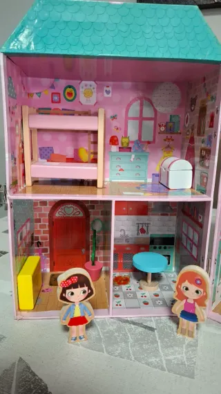 Casa de Muñecas con figuras de madera