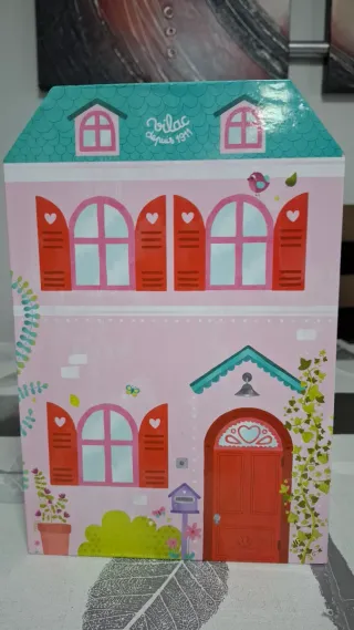 Casa de Muñecas con figuras de madera