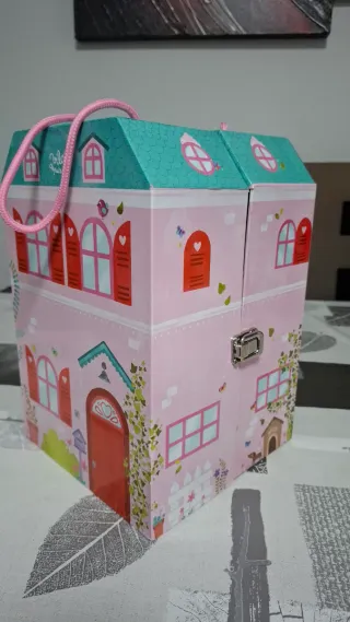 Casa de Muñecas con figuras de madera