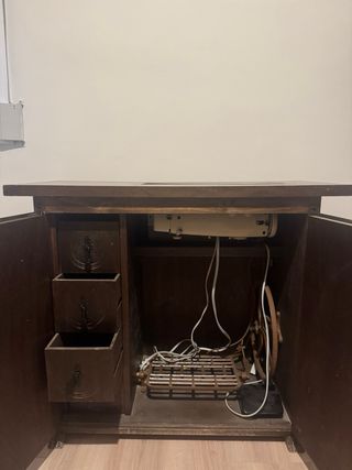 Máquina de coser Alfa en mueble
