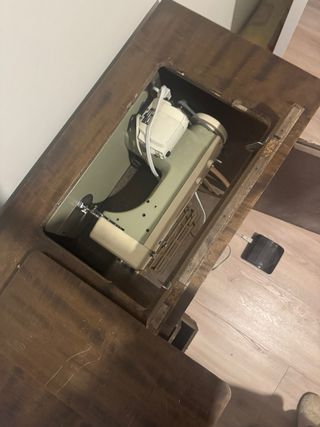 Máquina de coser Alfa en mueble
