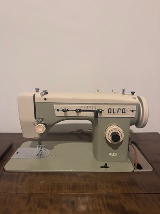 Máquina de coser Alfa en mueble