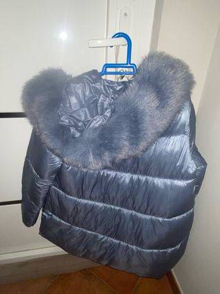 Plumífero acolchado azul.Capucha/pelo.Calentito