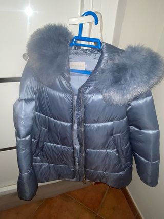 Plumífero acolchado azul.Capucha/pelo.Calentito