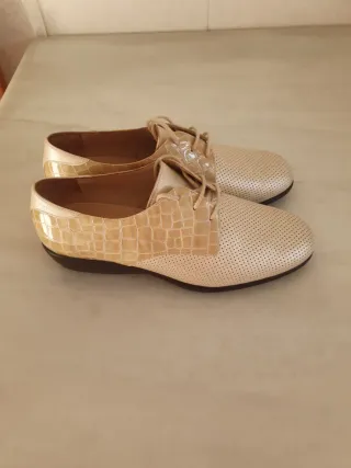Zapatos planos mujer beige y dorado