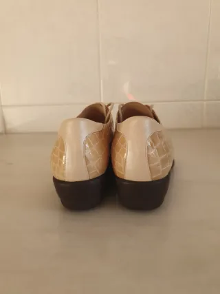 Zapatos planos mujer beige y dorado