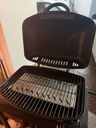 Barbacoa de gas negra