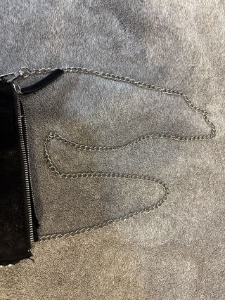 Bolso negro Stradivarius con cadena