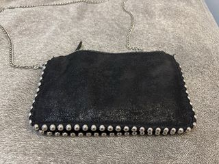 Bolso negro Stradivarius con cadena