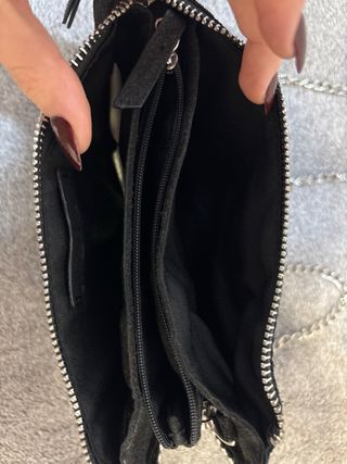 Bolso negro Stradivarius con cadena