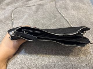 Bolso negro Stradivarius con cadena