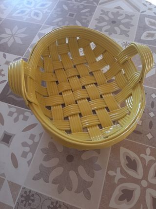 Cestino in ceramica giallo intrecciato