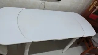 Mesa extensible blanca de plástico y madera