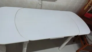 Mesa extensible blanca de plástico y madera