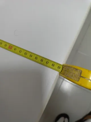 Mesa extensible blanca de plástico y madera