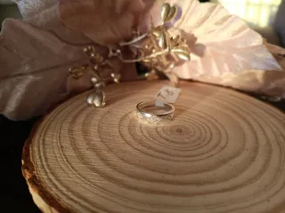 Anillo plateado con diamantes