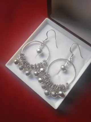 Pendientes largos de plata con cascabeles