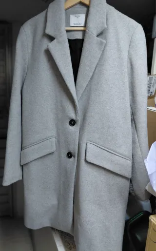 Abrigo Bershka gris talla L