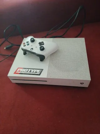 Xbox One S Blanca + Mando Protype Racing
