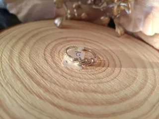Anillo plateado con diseño trenzado