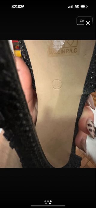 Zapatos de tacón negros con pedrería