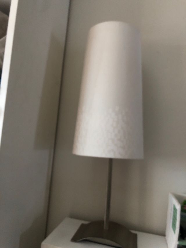 Lámpara de mesa moderna