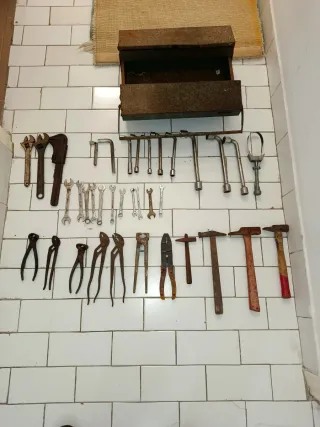 Juego de llaves y herramientas