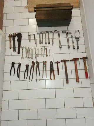 Juego de llaves y herramientas