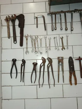 Juego de llaves y herramientas