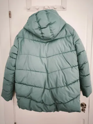Chaquetón acolchado en color verde turquesa.