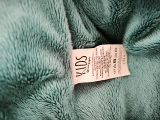 Chaquetón acolchado en color verde turquesa.