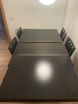 Mesa de comedor con 4 sillas