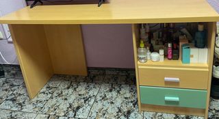 Escritorio y balda de pared madera