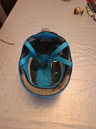 Casco azul Decathlon casi nuevo