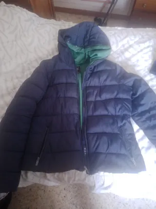 Cazadora acolchada azul y verde