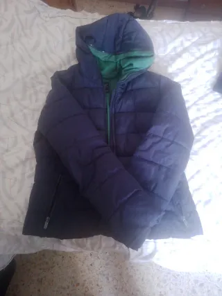 Cazadora acolchada azul y verde