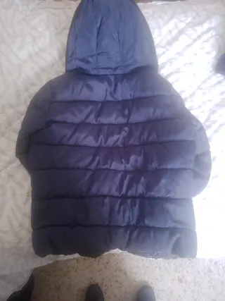 Cazadora acolchada azul y verde