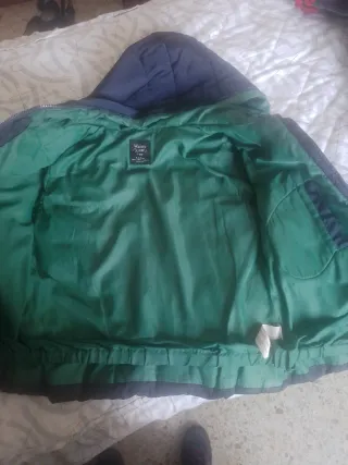 Cazadora acolchada azul y verde