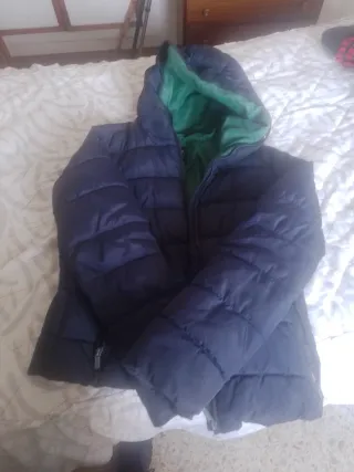 Cazadora acolchada azul y verde