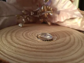 Anillo plateado con diseño floral