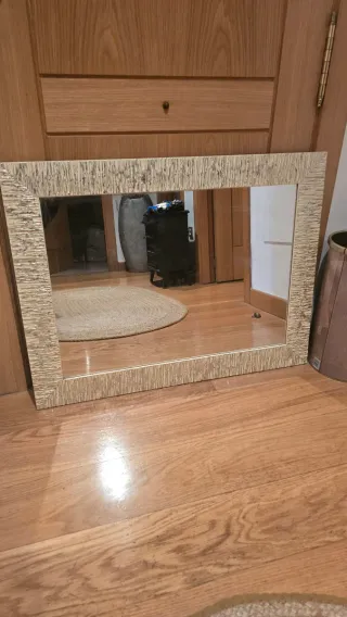 Espejo decorativo madera blanco y gris plata.