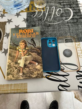 Libro juvenil + 2 fundas iPhone 14 Pro Max