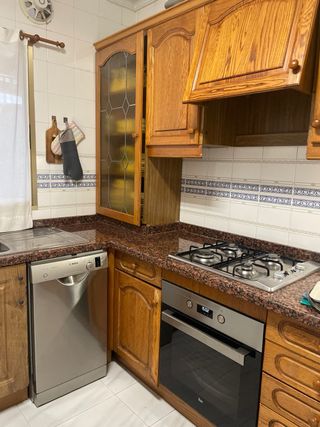 Muebles de cocina madera y encimera granito