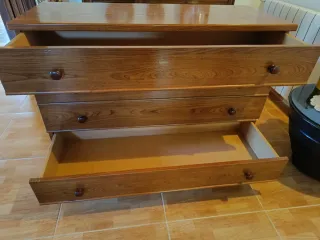 Cómoda de madera con 4 cajones